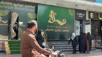 Afganas protestan en Kabul contra el cierre de los salones de belleza