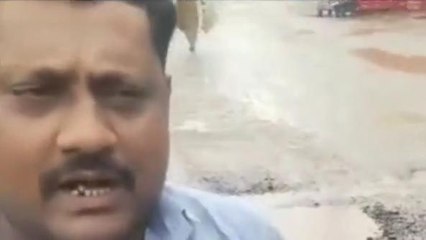 ಹದಗೆಟ್ಟ ರಸ್ತೆ ದುರಸ್ತಿಗೆ ಆಗ್ರಹಿಸಿ ವಿನೂತನ ಪ್ರತಿಭಟನೆ