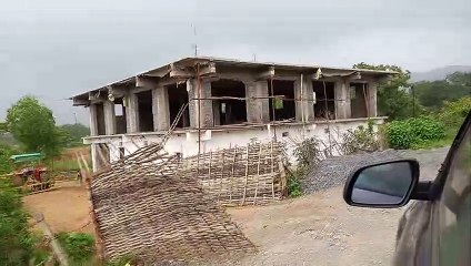 छोटे से गांव में बिना बिजली मीटर के दिखाया दो तल्ला पोल्ट्री फार्म