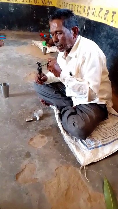 क्लास रूम में बैठकर गांजा पीते हेडमास्टर का वीडियो वायरल, डीईओ ने दी ये सजा