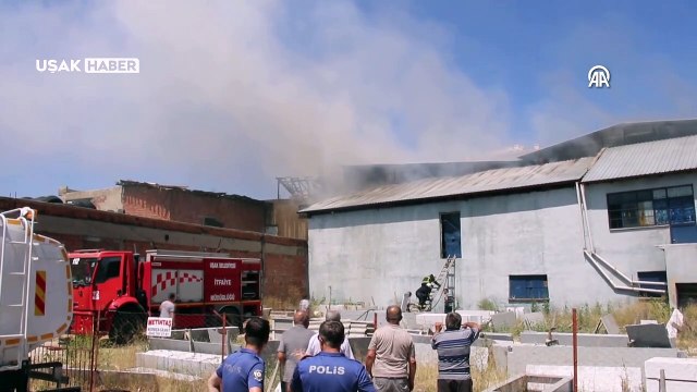 Uşak'ta tekstil fabrikasında çıkan yangın söndürüldü