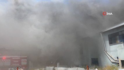 Uşak'ta tekstil fabrikasında çıkan yangın paniğe neden oldu