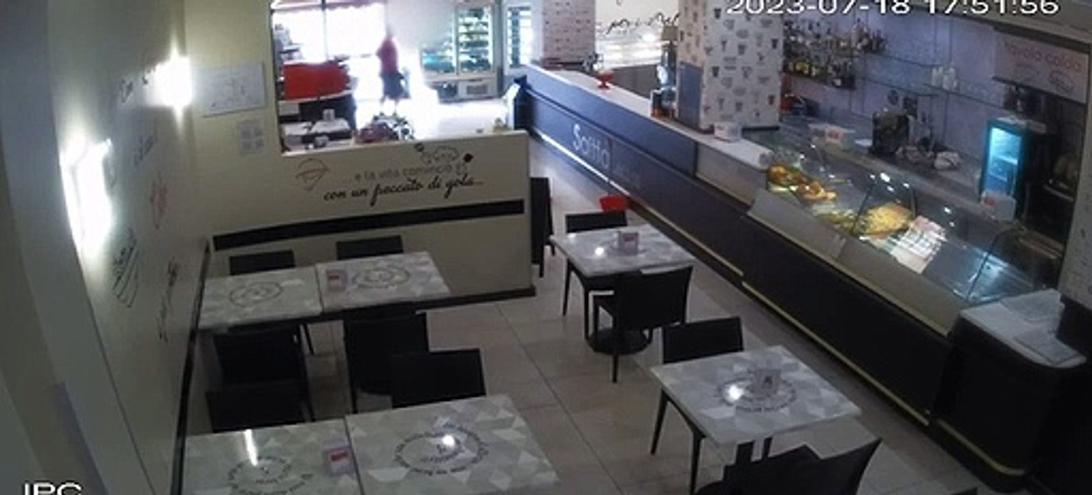 Paura a Terme Vigliatore: 60enne dà in escandescenze, entra in una pasticceria e sfascia tutto con una spranga