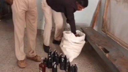 Download Video: लोहा पूल के समीप पुलिस ने नेपाली शराब को किया बरामद, जानिए कहां से ला रहे थे शराब