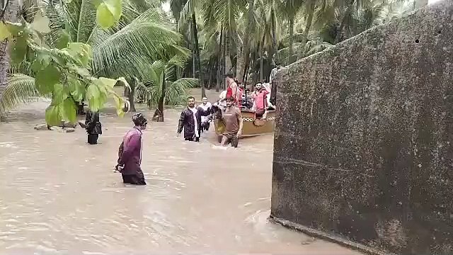 Video.... Heavy Rain in Gujarat: सौराष्ट्र: सूत्रापाड़ा, वेरावल, तलाला में सडक़ें और खेत बने तालाब, चलानी पड़ी नाव