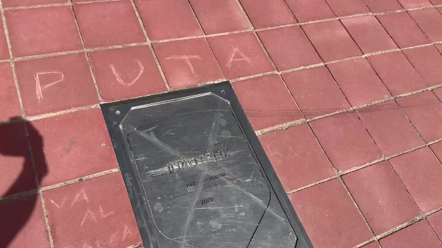 La placa de Joao Félix rayada y con insultos al portugués