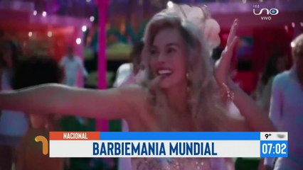 Cesar Galindo vestido de rosa, siguiendo la tendencia Barbie