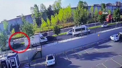 Tırın otomobili karşı şeride attığı kaza kamerada