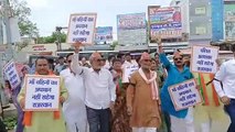 धरना-प्रदर्शन के बाद भाजपा कार्यकर्ताओं ने निकाली पदयात्रा