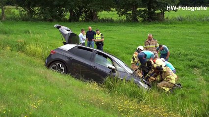 Automobilist belandt in greppel na onwelwording op N334