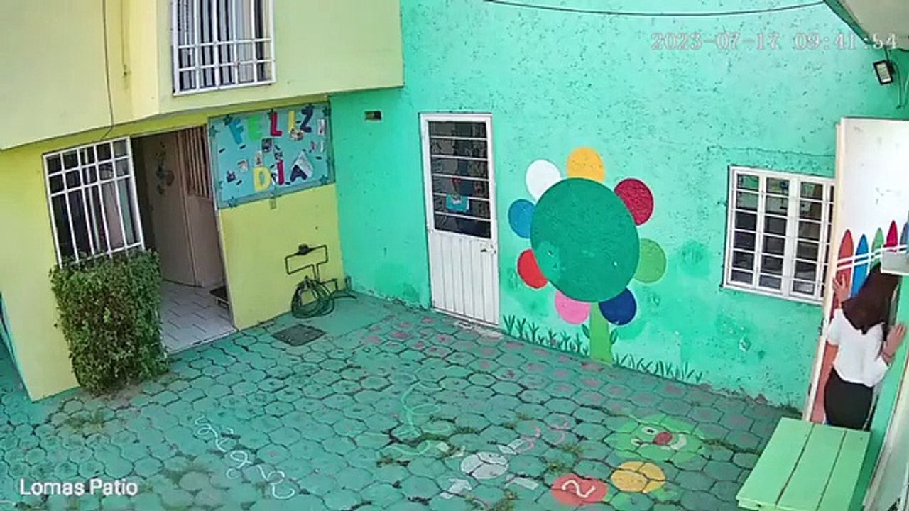México: Padres de familia amenazan con arma de fuego y agreden a maestra