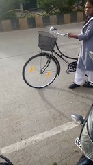 स्कूल में बांटी गईं साइकिलों में हवा तक नहीं, ब्रेक शू भी जाम, घसीटते हुए घर ले गईं छात्राएं- देखें वीडियो