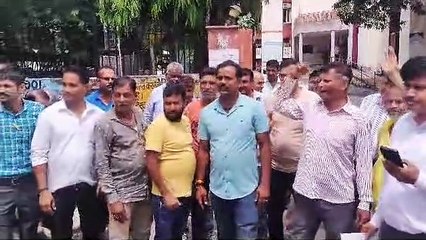 परमानेंट लाइसेंस का शुल्क बढ़ाने का विरोध