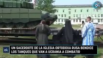 Un sacerdote de la iglesia ortodoxa rusa bendice los tanques que van a Ucrania a combatir