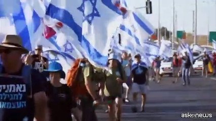 Descargar video: In marcia di notte da Tel Aviv a Gerusalemme contro riforma giustizia