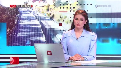 La Paz: Vehículo queda atravesado entre bloques de cemento en la autopista