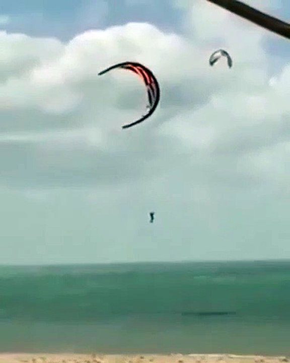Faire du kitesurf par grand vent dangereux
