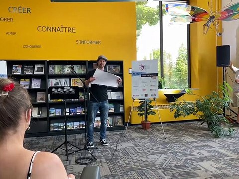 Poésie et collage de mots au Festival des arts visuels avec Mathieu Dubé poète-collagiste