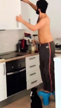 Daniel essaie d'attraper un cafard