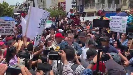 Arévalo denuncia "persecución" a su partido a un mes del balotaje en Guatemala