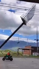 Valla publicitaria cae por fuertes vientos y aplasta un carro