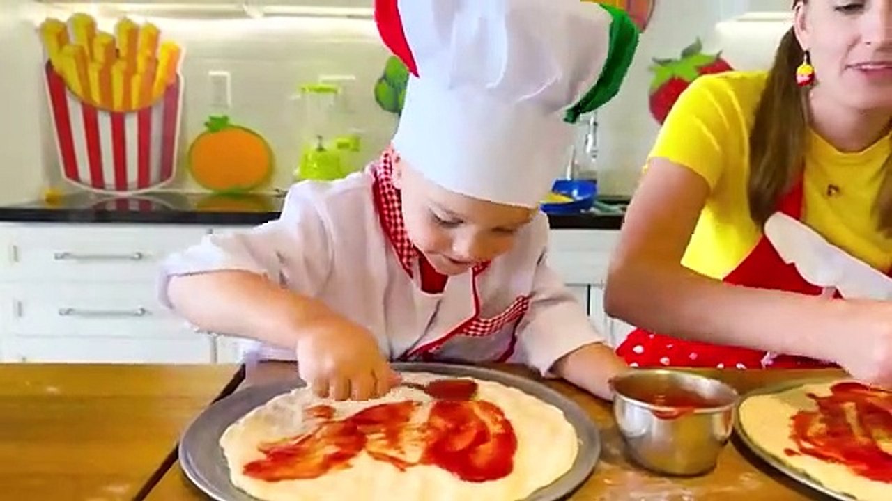 Chris y mamá aprenden a cocinar pizza