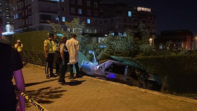 Bursa'da demir korkulukları parçalayan otomobil inşaat alanına düştü: 1 ölü