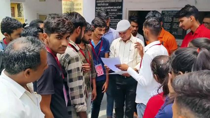 मांगों को लेकर छात्र व ग्रामीण सड़कों पर