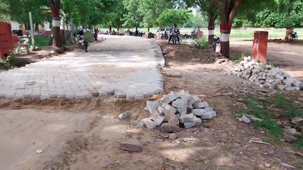 पीजी कॉलेज मेंं सुधर रही सड़क की दशा