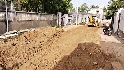 मनमानी: निर्माणाधीन सड़क को खोदा