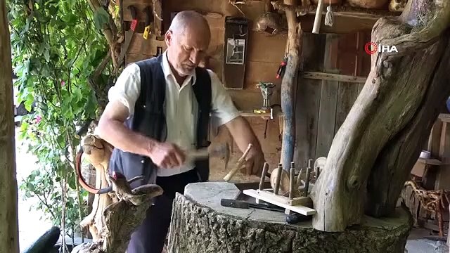 Transforme les branches et les racines des arbres séchés en œuvres d'art