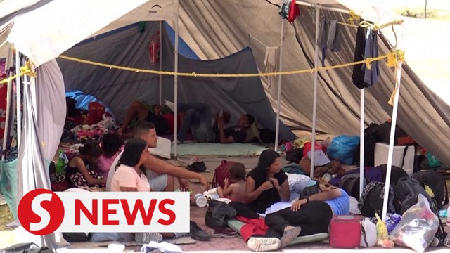 Migrants at US-Mexico border struggle with heat