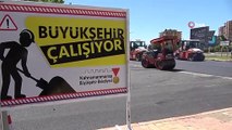 Depremin merkezinde sıcak havada asfalt döken işçilerin zorlu mesaisi