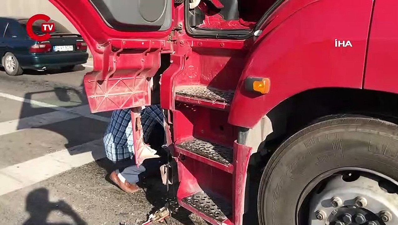 Kocaeli'nde zincirleme kaza: Servis minibüsündeki 4 işçi yaralandı!