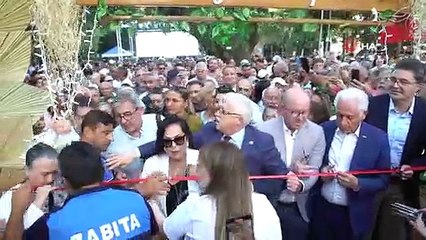 Burhaniye'de kitap fuarında Türkan Şoray kurdele kesti