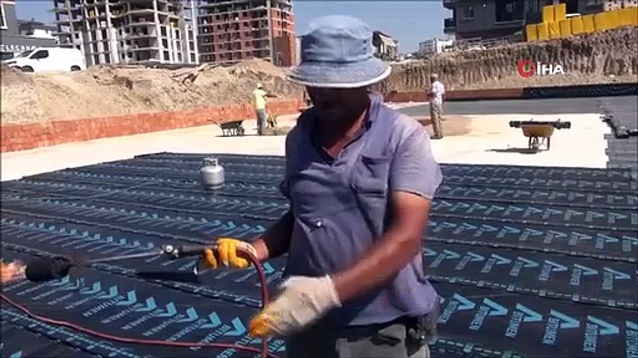 Les travailleurs de la construction luttent contre le temps chaud