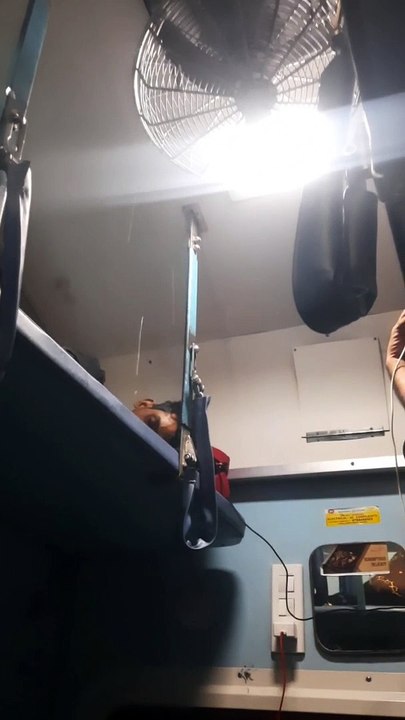 यात्रीगण कृपया ध्यान दे : छतरी लेकर करे ट्रेन में सफर, तामिलनाडू की छत में लीकेज, अंदर कोच में भरा पानी