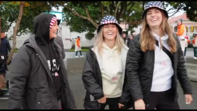 Mondiali femminili al via, l'eccitazione dei tifosi fuori dallo stadio