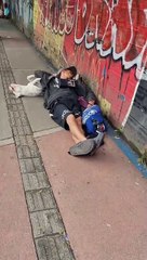 "La mejor compañía": Perrito se queda dormido junto a su dueño en la calle