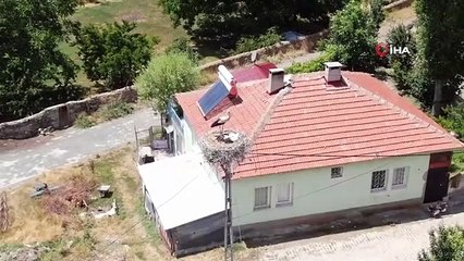 Le défaut de ses yeux ne l'en a pas empêché, il regarde les cigognes sur le mât à travers des jumelles.