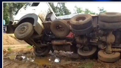 जबलपुर: बेकाबू हाईवा पलटा, बाल-बाल बचे चालक और परिचालक,देखें video