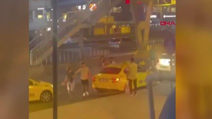 Bahçelievler D-100 Karayolu'nda taksi şoförü ile yolcu arasında kavga çıktı
