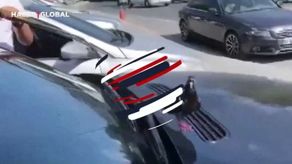 Sıcaklardan bunalan kuşun arabanın silecek suyundan içtiği anlar, duygulandırdı