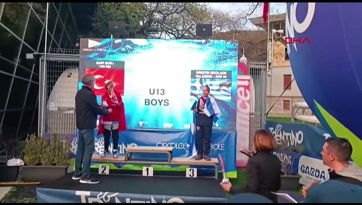 Petit surfeur d'Izmir au championnat du monde