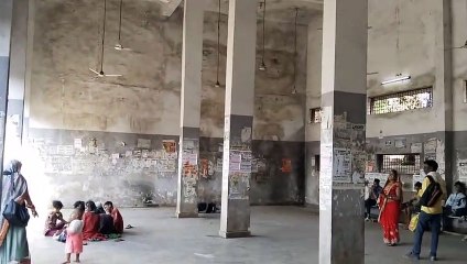 बारिश में भीगते हुए बसों का इंतजार करते हैं यात्री