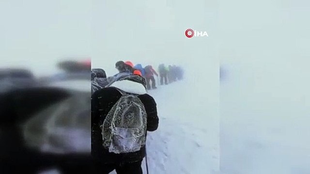 Les alpinistes ont escaladé le mont Ararat dans le brouillard et la tempête
