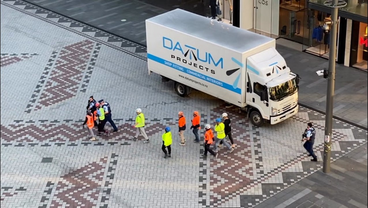 New Zealand: Police escort workers away from construction site after gunman fatally shoots two