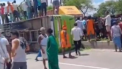 गया: मजदूरों को लेकर आ रही बस हाई वे पर पलटी, दो दर्जन घायल, मची चीख पुकार