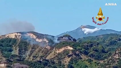 Messina, roghi nelle zone di Scoppo e Camaro: il sorvolo dei canadair