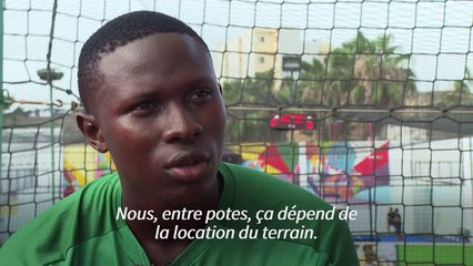 A Dakar, les jeunes footballeurs se démènent pour fouler les pelouses synthétiques